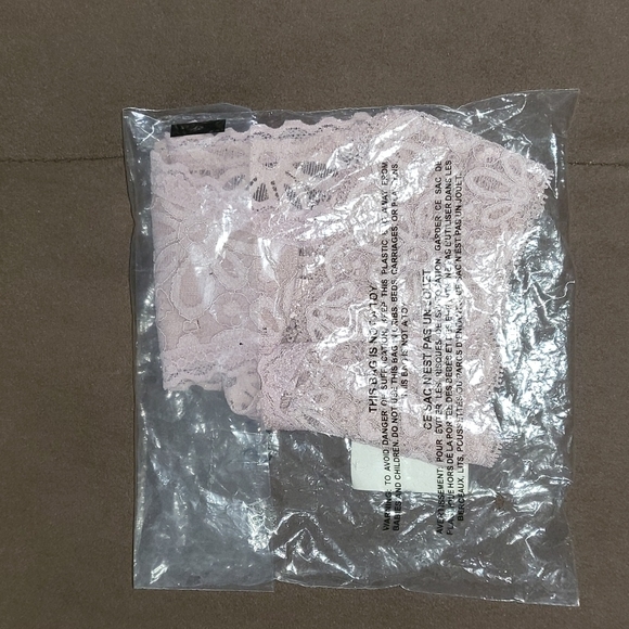 Victoria's Secret panty thong Medium - Picture 2 of 3